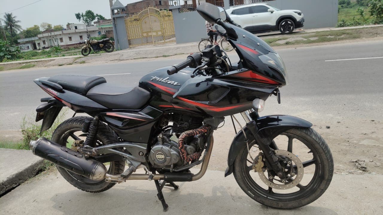 Bajaj Pulsar 220F 2