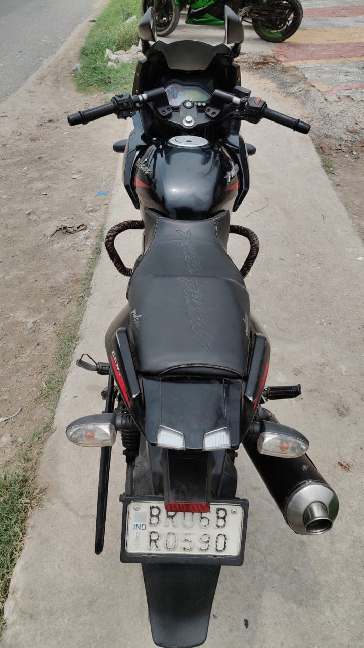Bajaj Pulsar 220F 4