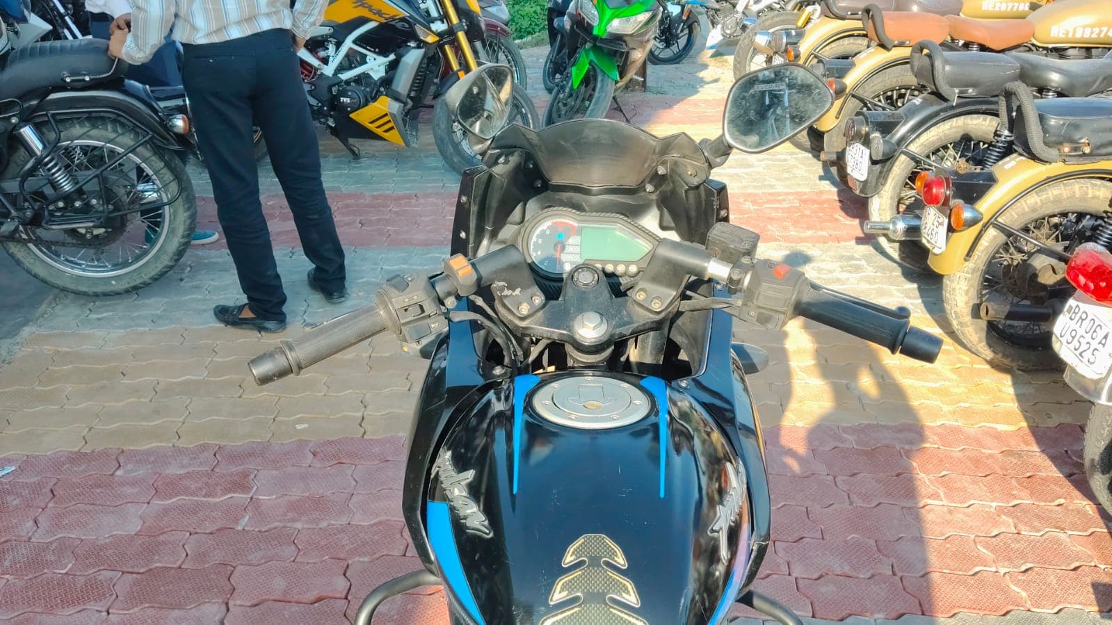 Bajaj Pulsar 220F 2