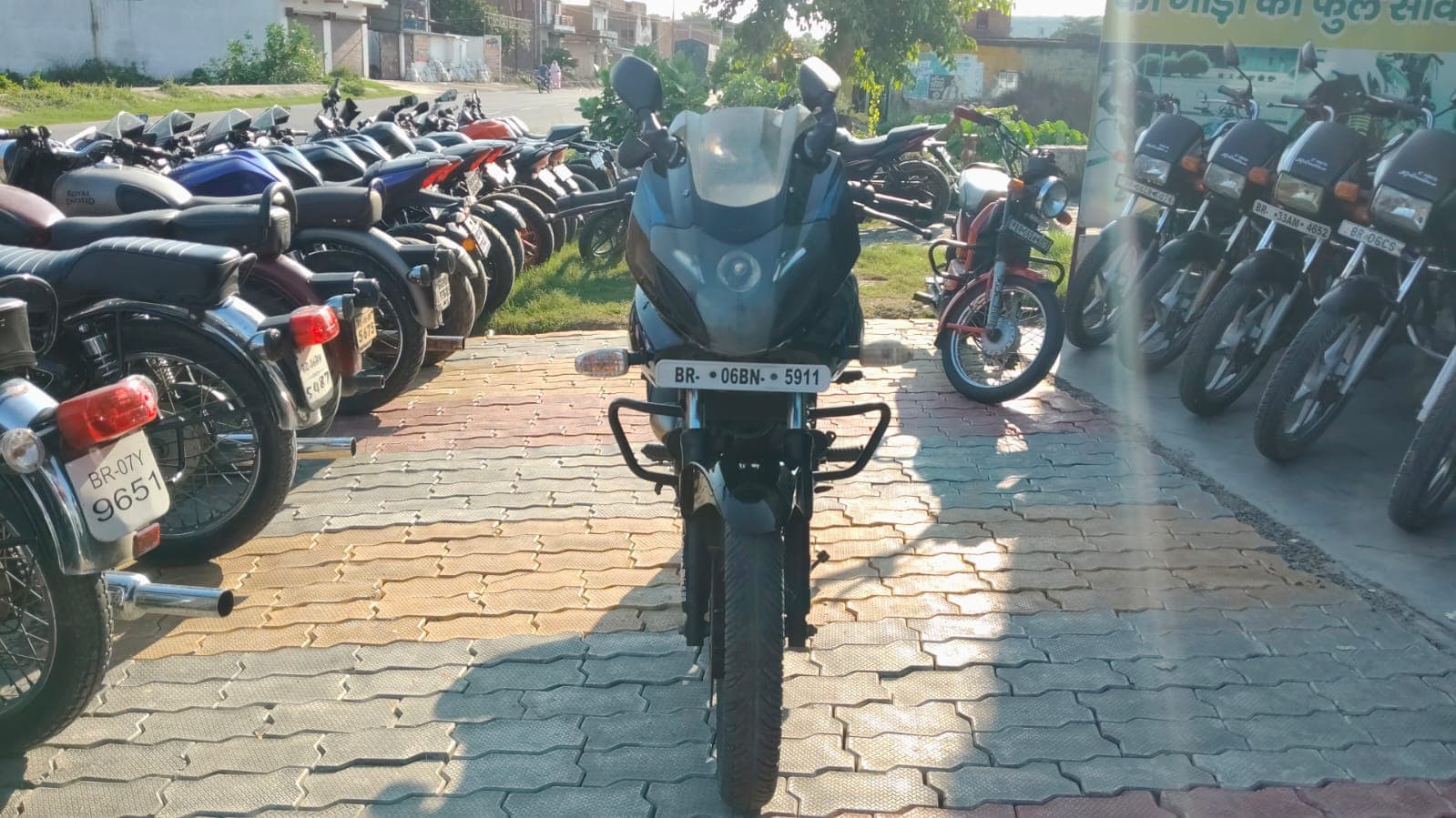 Bajaj Pulsar 220F 4