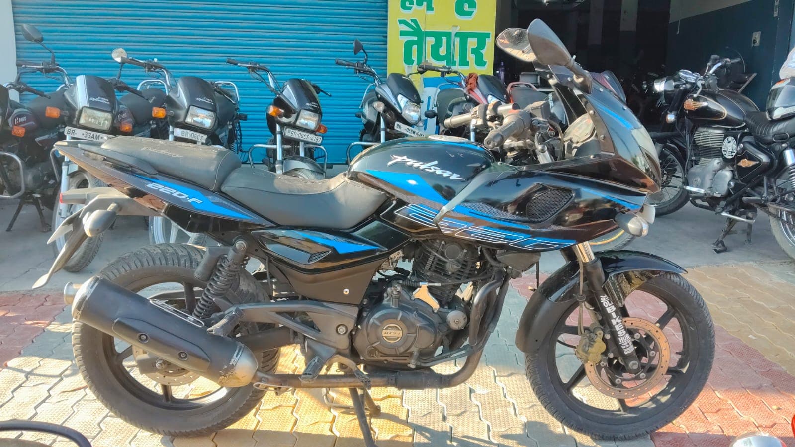 Bajaj Pulsar 220F 5