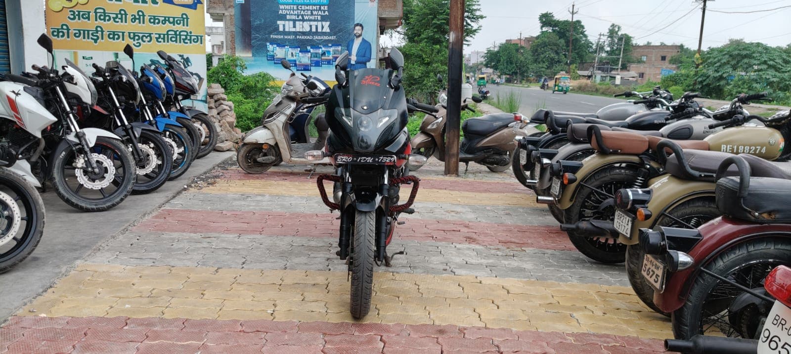 Bajaj Pulsar 220F 2