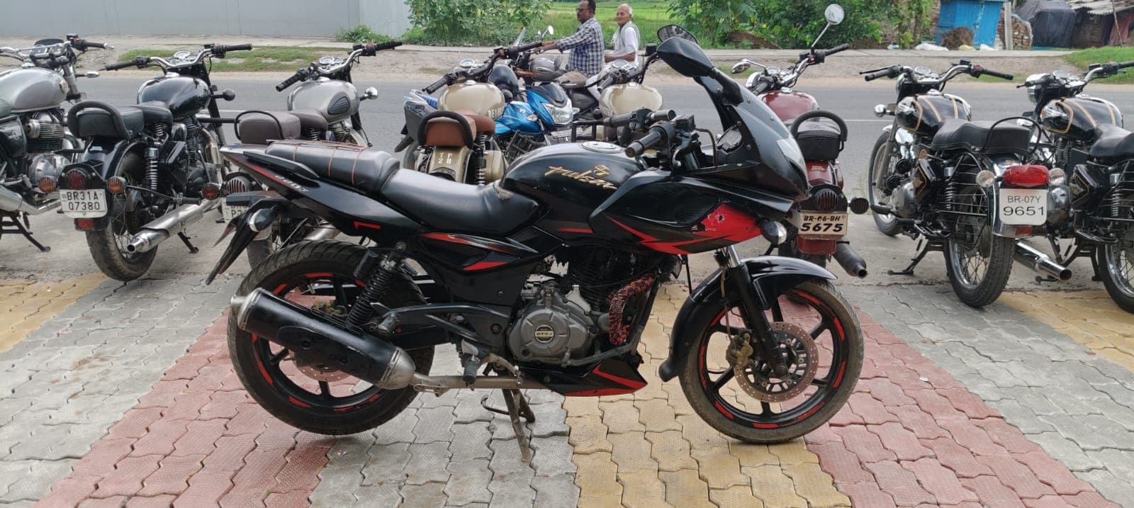 Bajaj Pulsar 220F 4