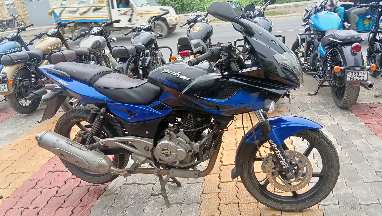 BAJAJ PULSAR 220 2