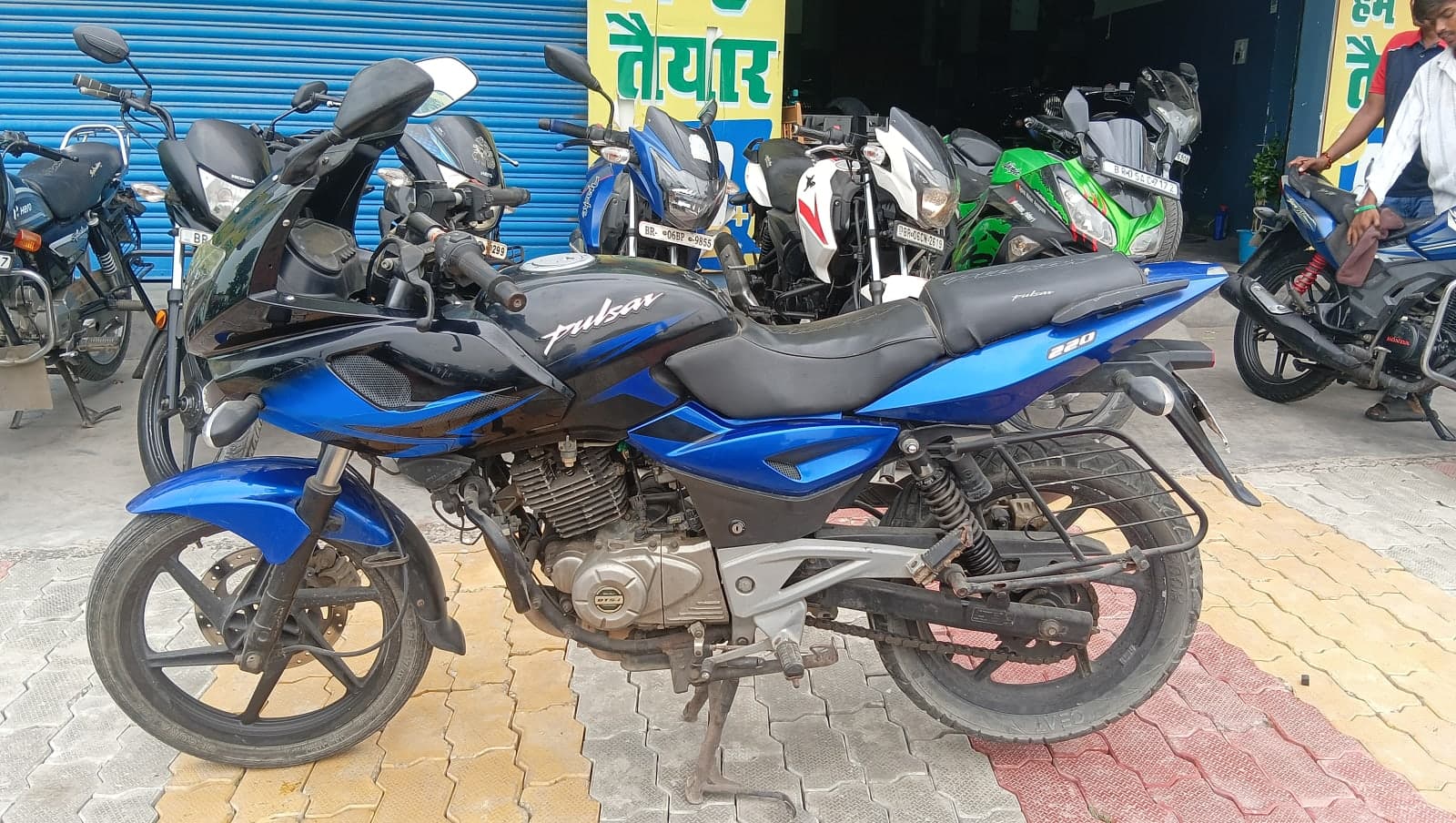 BAJAJ PULSAR 220 4