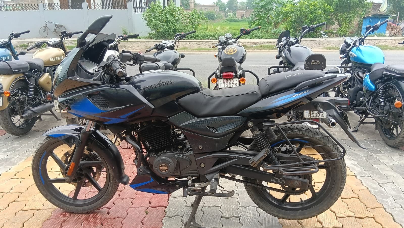 BAJAJ PULSAR 220 2