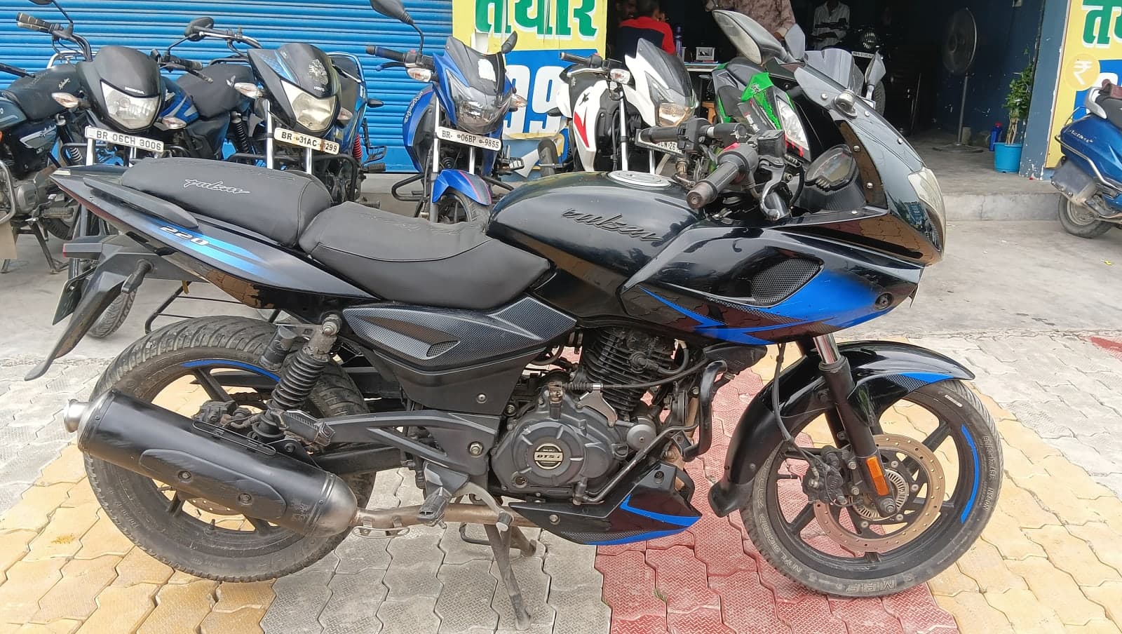 BAJAJ PULSAR 220 4