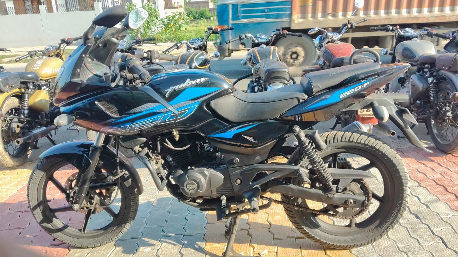 Bajaj Bajaj Pulsar 220F 2018